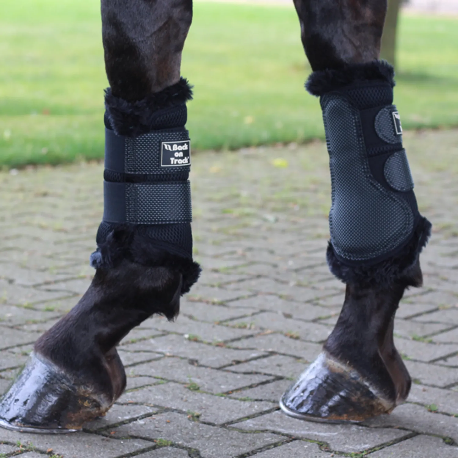 BACK ON TRACK BOT LL Back on Track® 3D Mesh Splint Boots with Faux Fur Black Hot