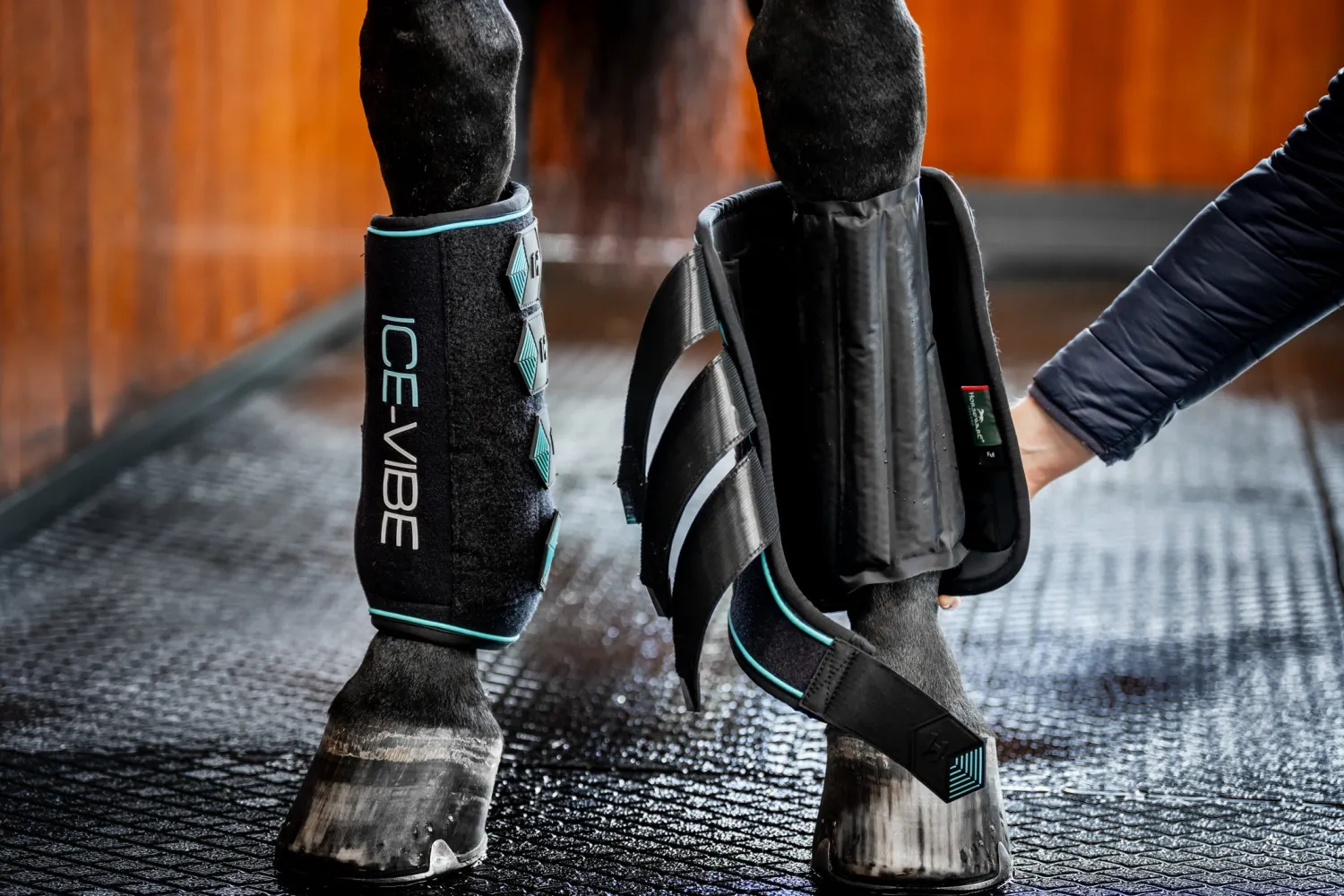 HORSEWARE ® Ireland ICE-VIBE® Leg Wraps Black/Aqua