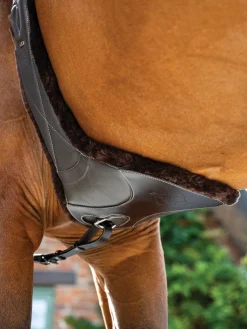 HORSE HEALTH TRADE LeMieux® Arika Simuwool Contoured Long Stud Girth Brown Best